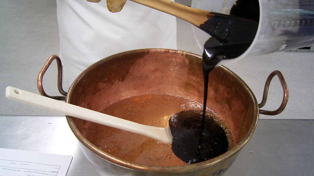 Nach nochmaligem Kochen wird das aufgelöste Naturlakritz dazugegeben.